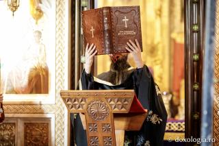(Foto) Denia din Sfânta și Marea Vineri la Mănăstirea Sfinții Trei Ierarhi