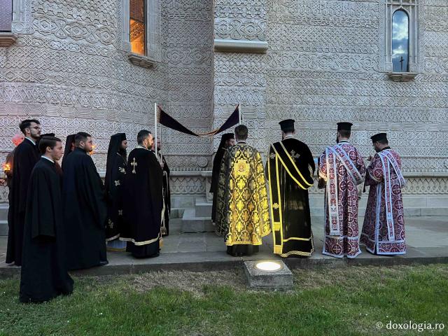 (Foto) Denia Prohodului Domnului la Mănăstirea Sfinții Trei Ierarhi din Iași