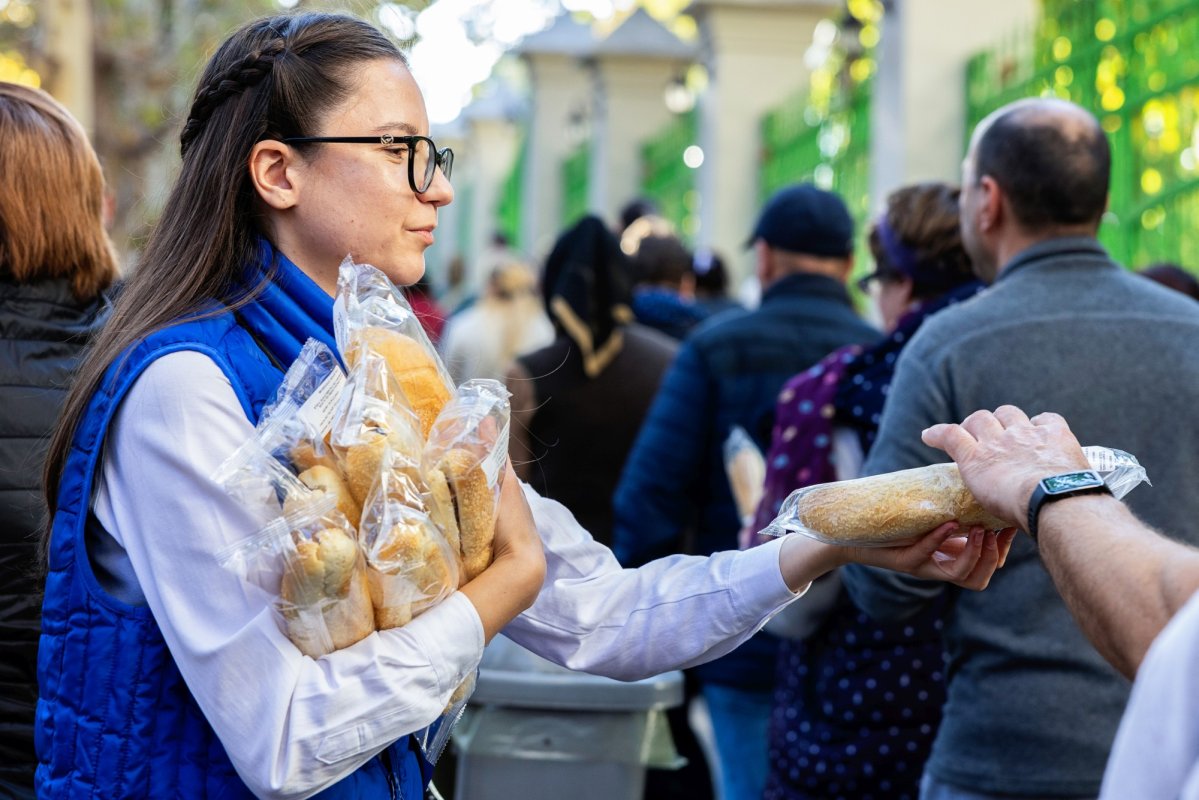 Arhiepiscopia Bucureștilor oferă zilnic hrană pelerinilor veniți la hram / Foto: ZiarulLumina.ro Arhiepiscopia Bucureștilor oferă zilnic hrană pelerinilor veniți la hram