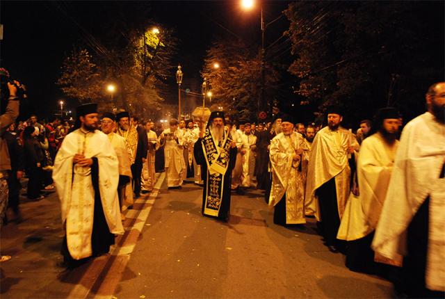 Pelerinii înveşmântează în rugăciune cetatea Sfintei Parascheva (2009)