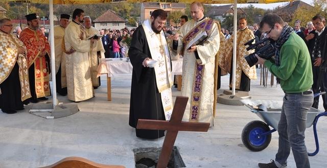 Sfințirea pietrei de temelie pentru o nouă biserică în parohia Crișeni