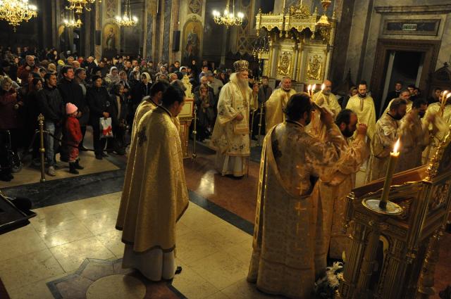 PS Calinic Botoşăneanul slujeşte Sfânta Liturghie la Catedrala mitropolitană din Iaşi