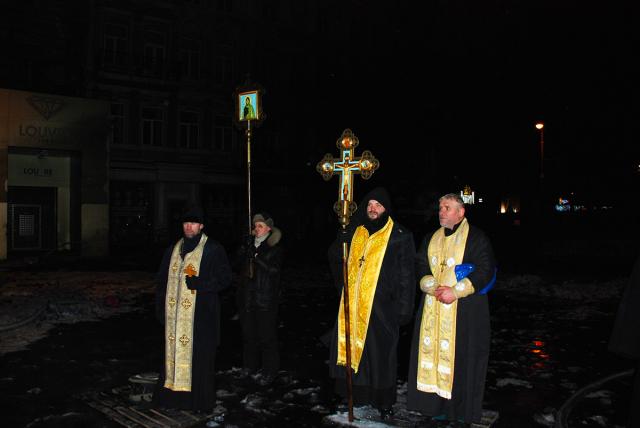 Călugării din Kiev s-au întors între baricade