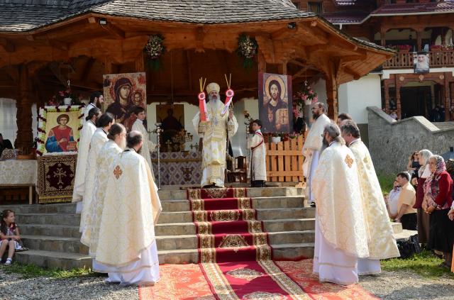 Sfântul Mare Mucenic Pantelimon, sărbătorit la Mănăstirea Paltin prin Liturghie arhierească