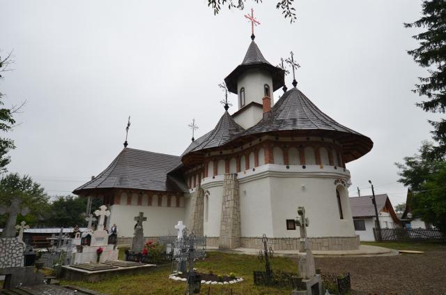 Biserica din Oşlobeni, resfinţită după ample lucrări de construcţie şi reabilitare