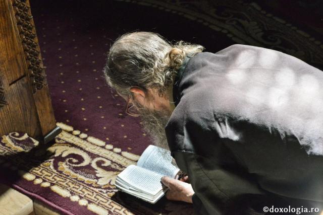 călugăr citind rugăciuni