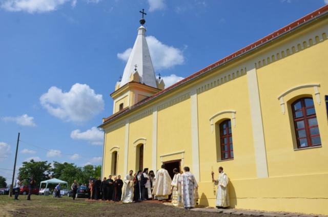 Mitropolitul Banatului a fost prezent la resfințirea bisericii românești din Jaca (Zsáka), Ungaria