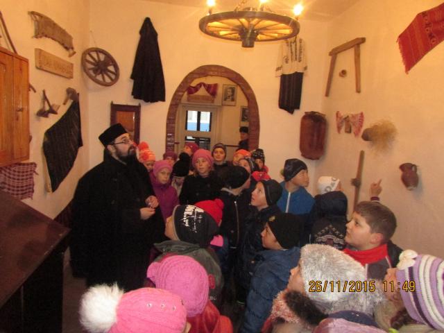 Elevii Şcolii din Călăraşi, în vizită la muzeul parohial din Pleșani