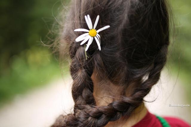 fată cu floare în păr