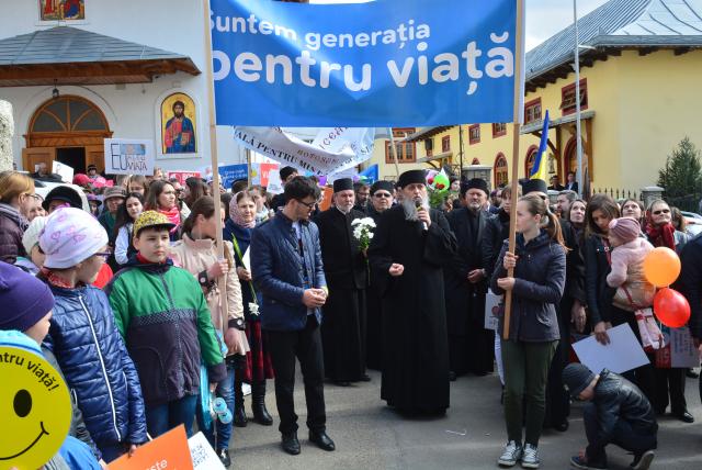 Marș pentru viață la Botoșani: „Aceşti copii au trăit, inimioara lor a bătut, deşi s-a spus despre ei că nu au dreptul la viaţă“