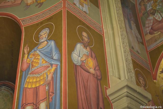 Sfântul Mina și Sfântul Pavel pictați în biserică