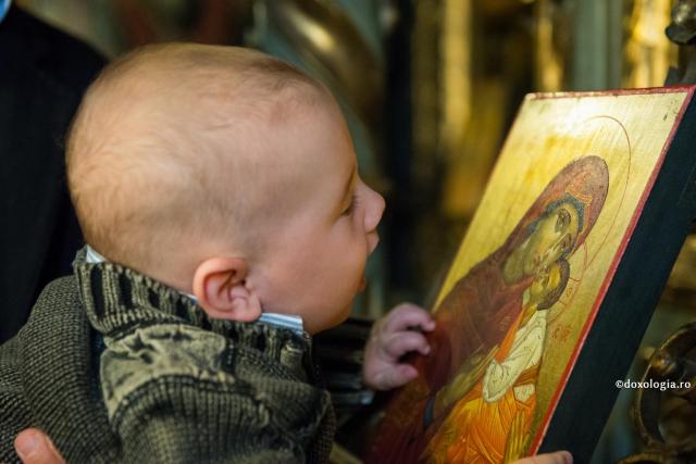 bebeluș în fața icoanei Maicii Domnului