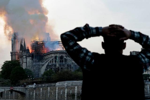 Părintele Constantin Necula, despre incendiul de la Notre-Dame: „Dacă a rămas Crucea, înseamnă că Franța merge mai departe”