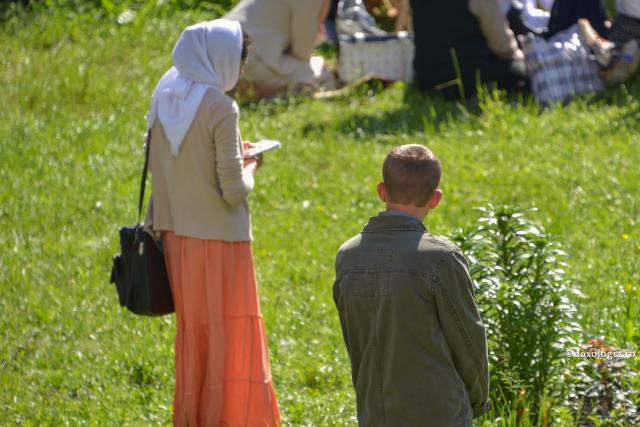 femeie cu carte de rugăciuni în mână