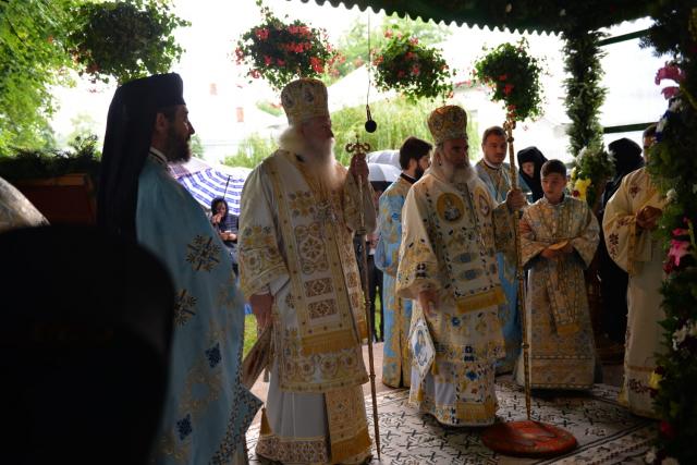 Sărbătorile Mănăstirii Văratec - doi ierarhi au slujit de sărbătoarea Adormirii Maicii Domnului