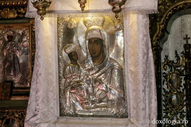 Icoana Maicii Domnului cu trei mâini de la Mănăstirea Neamț