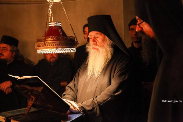 În vreme de coronavirus, părinții din Muntele Athos se unesc în rugăciune de toată noaptea