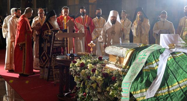 Sârbii şi-au condus patriarhul pe ultimul drum