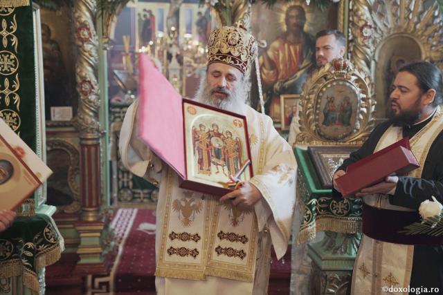 Slujire arhierească la Parohia Roșca din Iași. IPS Teofan a binecuvântat „Crucea Bucuriei” și casa parohială