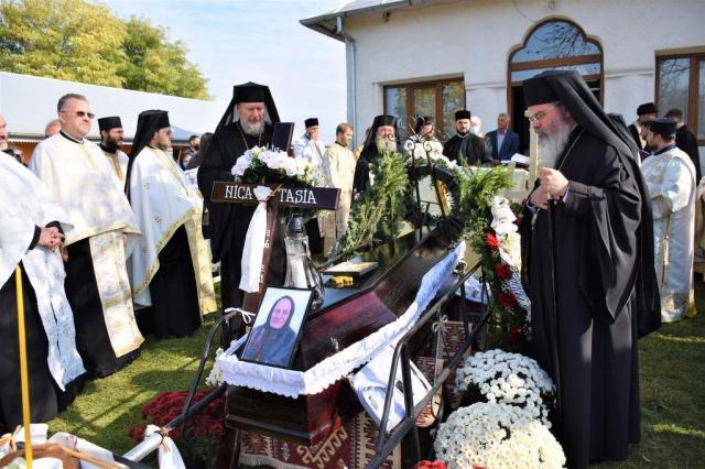 Doamna Tasia Nica, mama Preasfințitului Părinte Emilian Crișanul, a fost înmormântată la Berezeni, Protopopiatul Huși