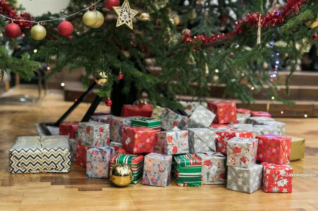 cadouri sub pomul de crăciun