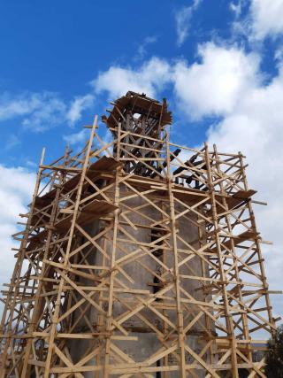 A început reabilitarea turnului-clopotniță al celei mai vechi biserici ortodoxe din Deva