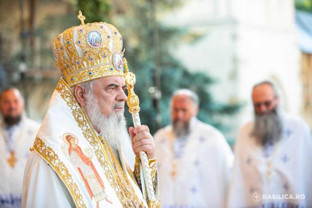 Părintele Patriarh Daniel: „Hristos rupe barierele mentale ale complexului superiorității”