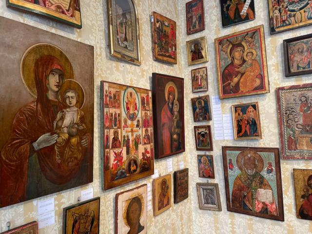 Artmark: icoane vechi românești pictate pe sticlă, scoase la vânzare de sărbătoarea Sfântului Nicolae