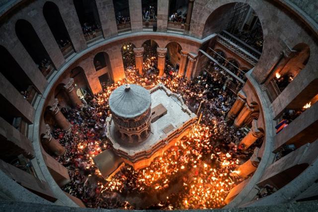 Ierusalim: Sfânta Lumină s-a pogorât în jurul orei 14.54. Mii de pelerini, un singur glas de mărturisire: „Hristos a înviat!”