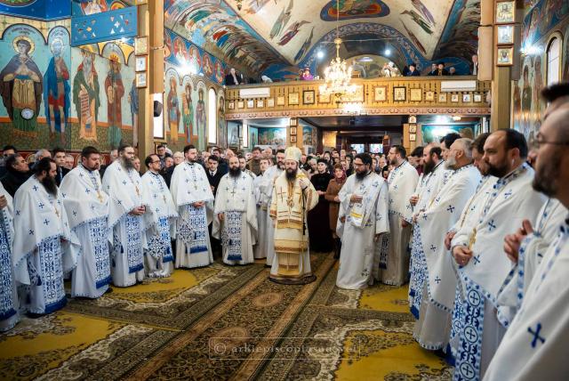 PS Damaschin săvârșind Sfânta Liturghie la Rădăuți