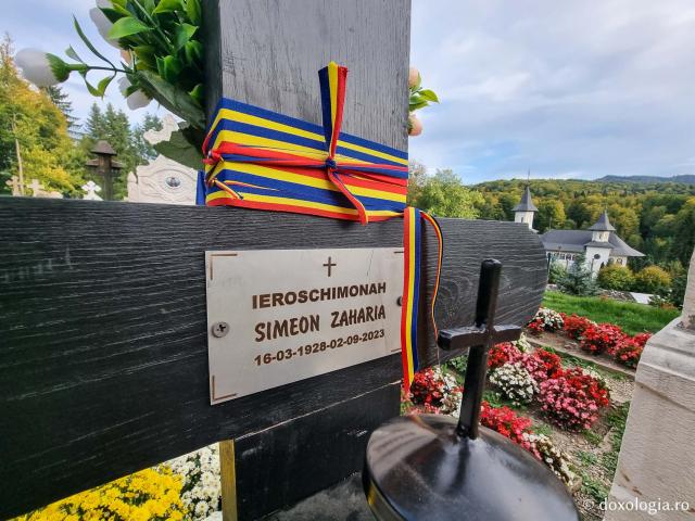 Mormântul părintelui Simeon Zaharia de la Mănăstirea Sihăstria