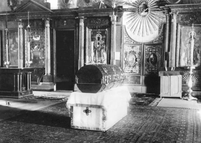 Fotografii surprinzătoare: Aflarea moaștelor Sfântului Serafim de Sarov (1903)