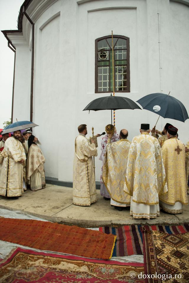 (Foto) Sfinţirea Bisericii „Sfinţii Arhangheli Mihail, Gavriil şi Rafail” Roşca din Iaşi