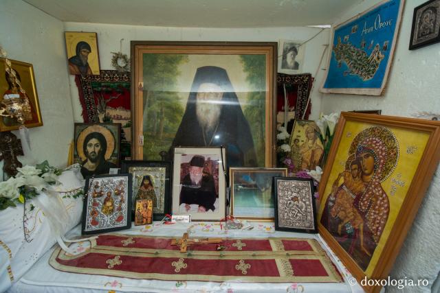 (Foto) Chilia Sfântului Porfirie Kavsokalivitul de la Mănăstirea „Schimbarea la Față” din Milesi