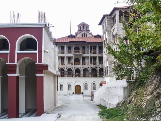 (Foto) Pelerin la Mănăstirea „Sfântul Nicodim Aghioritul” din Goumenissa, Grecia