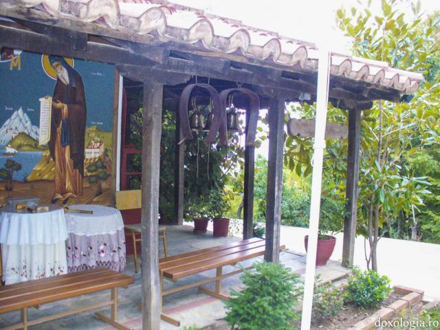(Foto) Pelerin la Mănăstirea „Sfântul Nicodim Aghioritul” din Goumenissa, Grecia