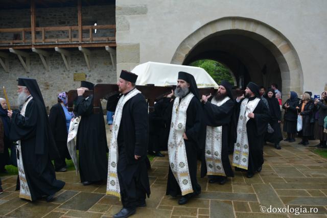 (Foto) Moaștele Sfinților Sila, Paisie și Natan, aduse la Mănăstirea Putna