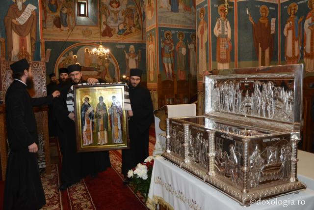 (Foto) Moaștele Sfinților Sila, Paisie și Natan, aduse la Mănăstirea Putna