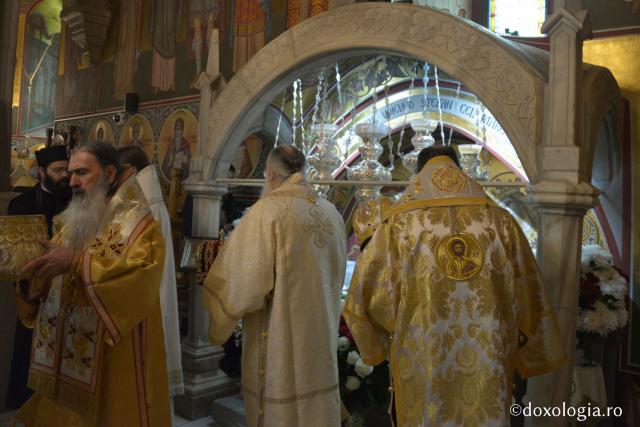 Sfânta Liturghie în ziua de prăznuire a Sfântului Mitropolit Iacob Putneanul (Galerie FOTO)