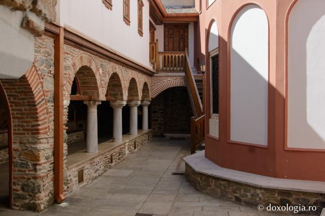 Curtea Mănăstirii Dionisiu, Athos