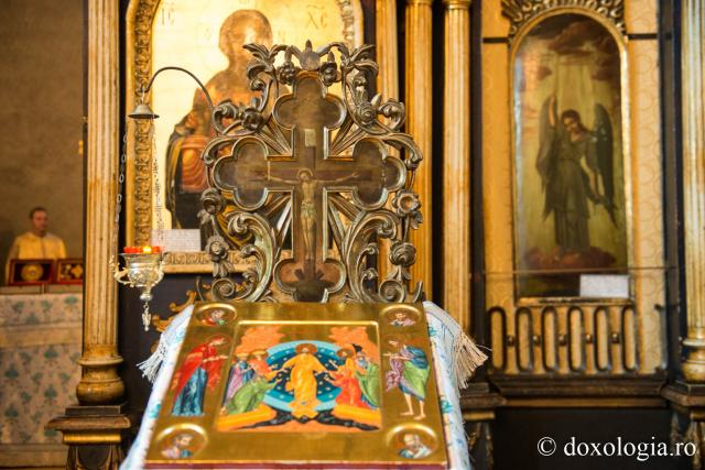 (Foto) Racla cu părticele din moaștele sfinților Efrem, Ioan Rusul, Ecaterina și Ignatie, la Biserica Vovidenia din Botoșani