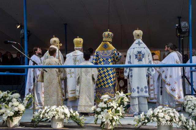 Sfânta Liturghie de Sărbătoarea Adormirii Maicii Domnului la Mănăstirea Nicula (galerie FOTO)