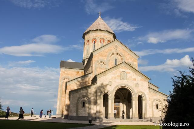 (Foto) Pelerin pe urmele Sfintei Nina la Mănăstirea Bodbe din Georgia