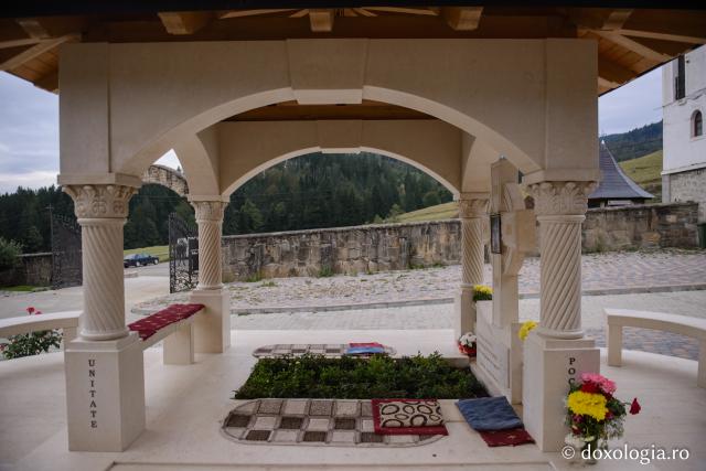 (Foto) Pelerin la mormântul părintelui Iustin Pârvu