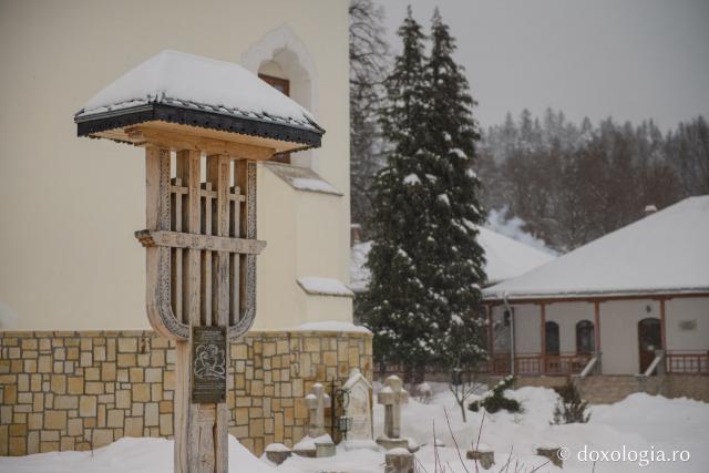 (Foto) Pelerin la Mănăstirea Văratec 