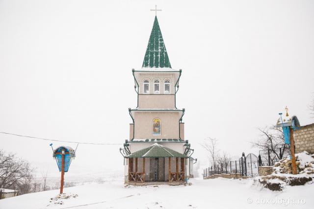 (Foto) Închinare în Biserica „Pogorârea Duhului Sfânt” din satul Răzălăi – Basarabia 