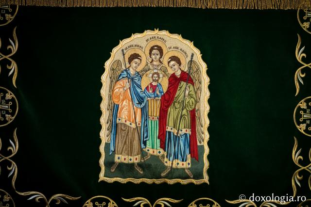 (Foto) Arhanghelii Mihail, Gavriil și Rafail – ocrotitori ai bisericii Sfinții Voievozi-Roșca