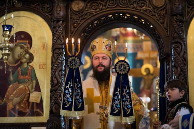 (Foto) Liturghie arhierească, hirotonie și daruri pentru copii, la Mănăstirea Sihăstria Putnei