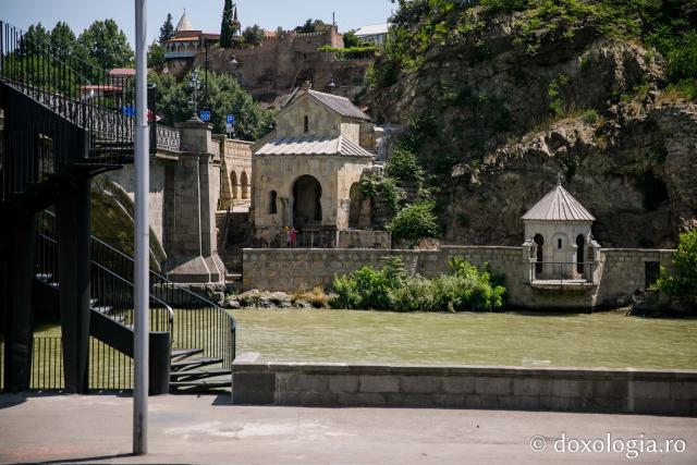 (Foto) Paşi de pelerin la Biserica Metekhi – Tbilisi, Georgia