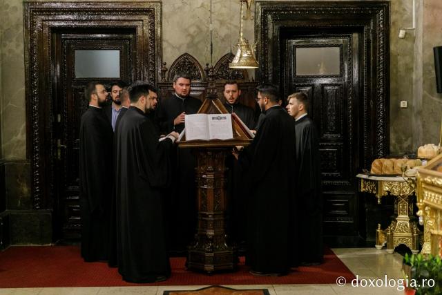 (Foto) Slujba de priveghere a Sfintei Cuvioase Parascheva la Catedrala din Iaşi – 2019